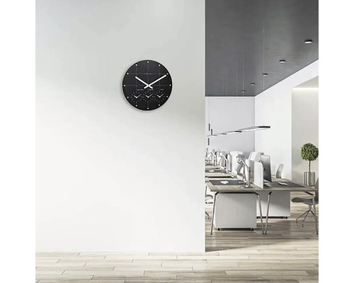 Bureau avec une horloge murale indiquant plusieurs fuseaux horaires et des bureaux