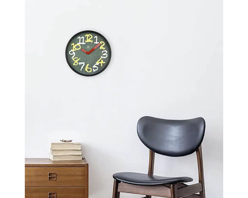 Horloge murale avec cadran et chiffres au-dessus d''une armoire en bois et d''une chaise