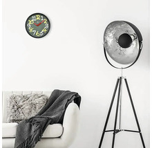 Salon avec canapé, lampadaire et horloge murale