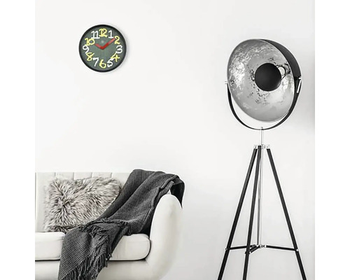 Salon avec canapé, lampadaire et horloge murale