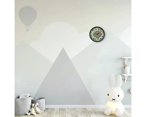 Chambre d''enfant avec décoration murale, horloge murale et lampe lapin