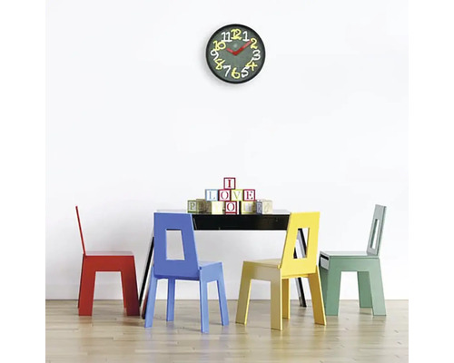 Chambre d''enfant avec table, chaises, blocs de construction et une horloge murale