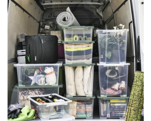 Transporter beladen mit transparenten Aufbewahrungsboxen gefüllt mit Umzugsgut