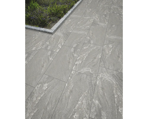 Gehweg mit grauen Betonplatten und Pflastersteinen