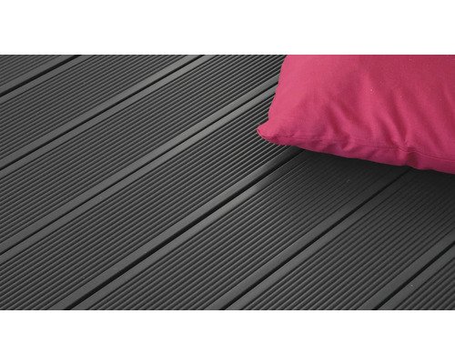 Planches de terrasse en bois avec coussin