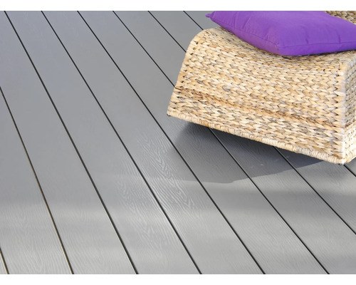 Terrassendielen aus Holzwerkstoff mit geflochtener Sitzgelegenheit und Kissen