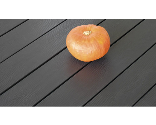 Holzterrasse mit Kürbis