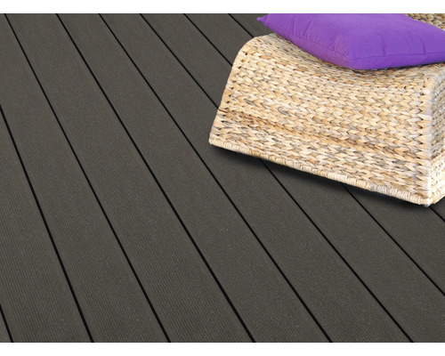 Lames de terrasse en bois composite avec meubles de salon et coussins