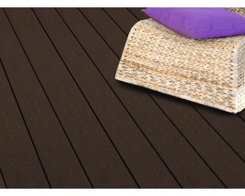 Terrassendielen aus Holz mit Sitzgelegenheit und Kissen