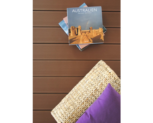 Scène avec livre sur l''Australie, panier et coussin sur une terrasse en bois