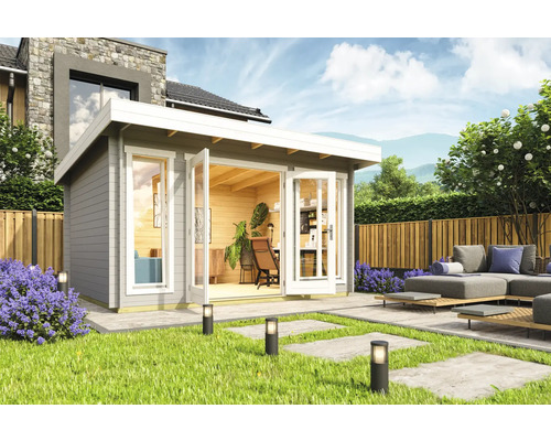 Abri de jardin Outdoor Life Dorset 2 avec plancher 430 x 370 cm gris clair Scène de jardin avec une maison de jardin en bois avec des portes ouvertes et une terrasse avec des meubles de jardin