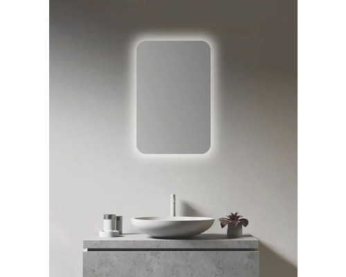 Salle de bains avec miroir lumineux, meuble-lavabo et vasque à poser