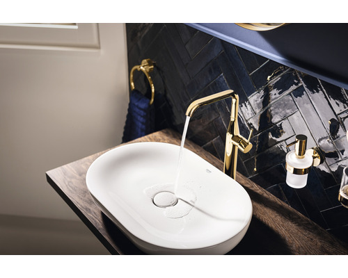 Lavabo de salle de bain moderne avec robinet doré sur plateau en bois