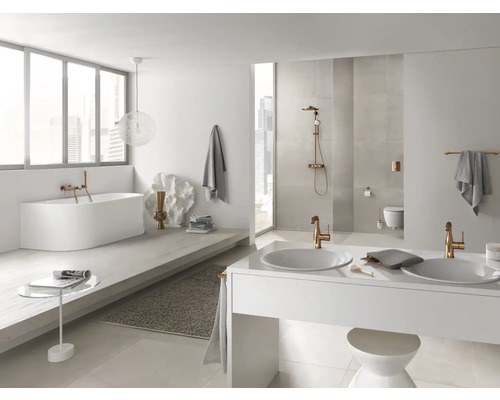 Salle de bain lumineuse avec baignoire, lavabo double et douche