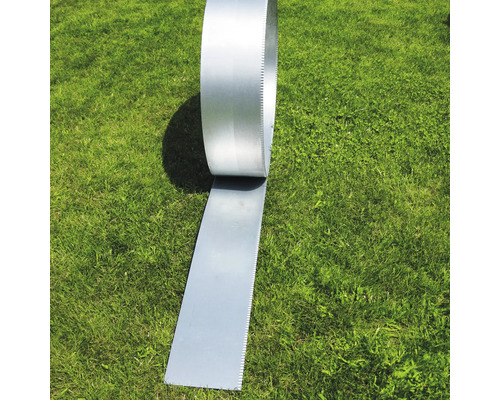 Rasenkante aus Metall auf Rasen