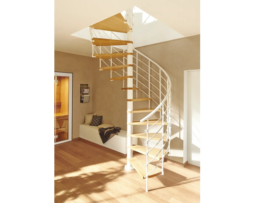 Innenaufnahme eines hellen Raumes mit Wendeltreppe, Sitzbank, Kissen, Decke und Sauna.
