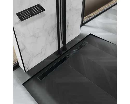 Badezimmer mit ebenerdiger Dusche, Duschrinne und Wandablage