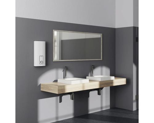 Badezimmer mit Doppelwaschbecken, Spiegel und Warmwasserbereiter