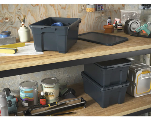 Image de deux étagères avec des boîtes de rangement et des outils