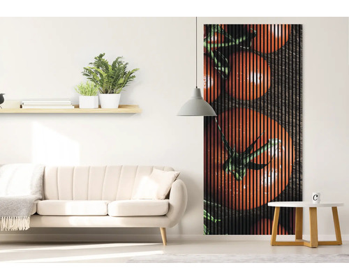 Wohnzimmer mit Sofa, Regal, Lampe und Wandpaneel mit Tomatenmotiv