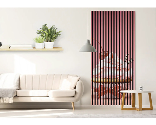 Wohnzimmer mit Sofa, Beistelltisch und Akustikpaneel mit Dessertmotiv