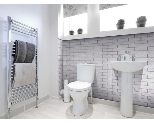 Wandbelag PVC Ceramics Grey Chevron weiß grau 67,5 x 400 cm Helles Badezimmer mit Toilette, Waschbecken, Handtuchwärmer und Fenster