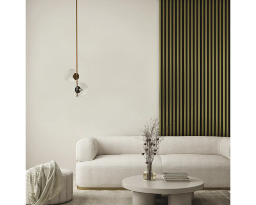 Wohnzimmer mit Sofa, Couchtisch, Hocker, Wandpaneel und Pendelleuchte mit zwei Glaskugeln