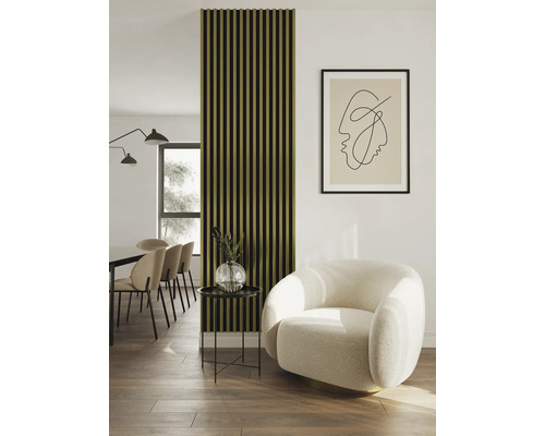 Wohnzimmer mit Akustikpaneel, Sessel, Beistelltisch und Esstisch