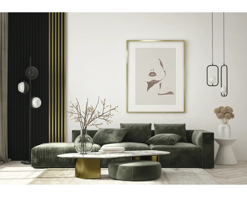 Wohnzimmer mit grüner Couch, Couchtisch und Wanddekoration