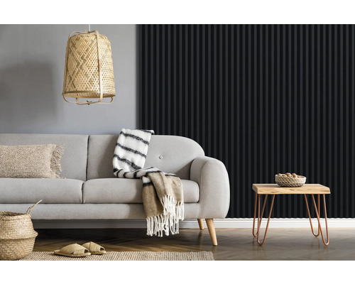 Wohnzimmer mit Sofa, Beistelltisch und Wandpaneelen