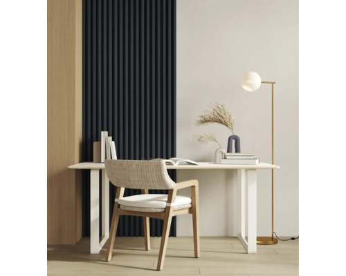 Heller Arbeitsbereich mit Schreibtisch, Stuhl und Stehlampe