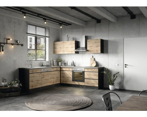 Moderne Küche im Industrial Design mit Holzfronten, Edelstahlgeräten und Betonwand