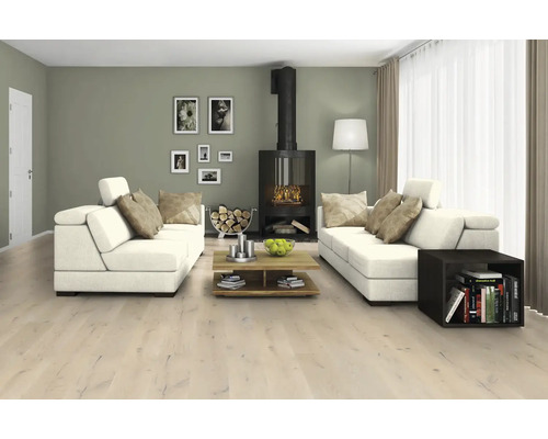 Heller Wohnraum mit Sofas, Kamin und Holzboden