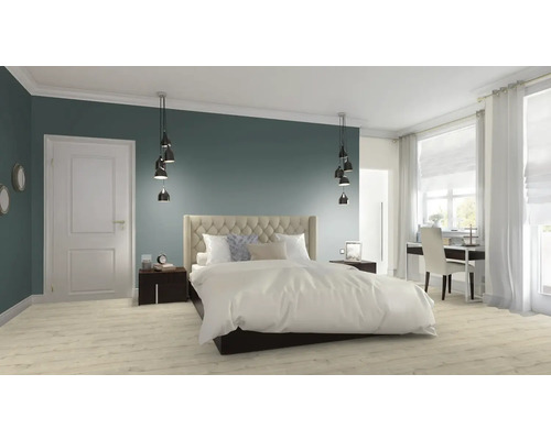 Helles Schlafzimmer mit Doppelbett, Nachttischen, Schreibtisch und Pendelleuchten.