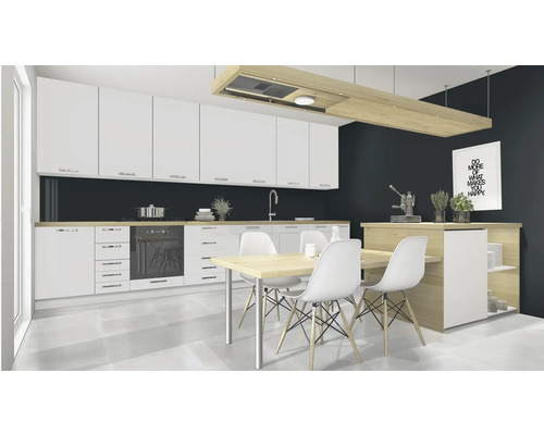 Helle Küche mit Esstisch und Stühlen