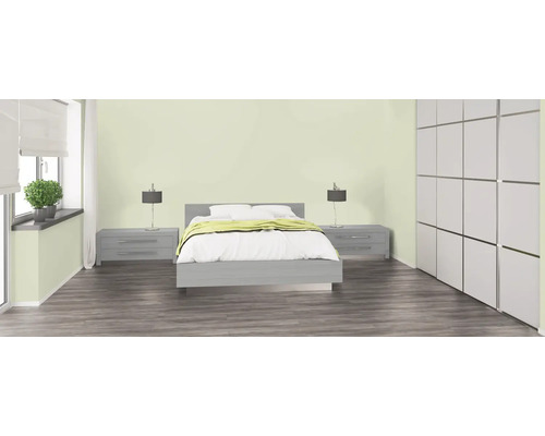 Schlafzimmer mit Bett, Nachttischen und Schrank