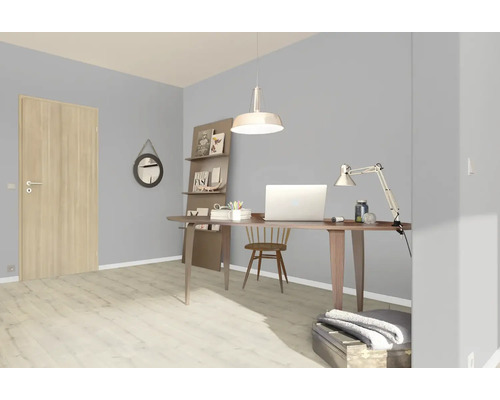 Helles Arbeitszimmer mit Schreibtisch, Stuhl, Lampe und Tür