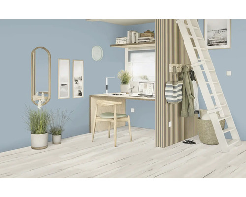 Helles Zimmer mit Hochbett, Schreibtisch, Leiter und dekorativen Elementen