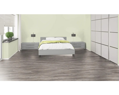 Schlafzimmer mit Bett, Nachttischen, Lampen und Kleiderschrank