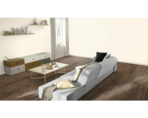 Wohnzimmer mit Sofa, Tisch und Kommode in hellem und freundlichem Design.