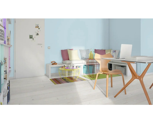 Helles Arbeitszimmer mit Schreibtisch, Stuhl und dekorativen Elementen für ein freundliches Ambiente