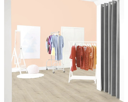 Pièce lumineuse avec des portants à vêtements et un rideau servant de cabine d''essayage