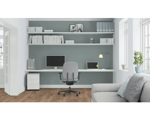 Arbeitszimmer mit Schreibtisch, Bürostuhl, Regalen und Sofa für einen organisierten Arbeitsbereich