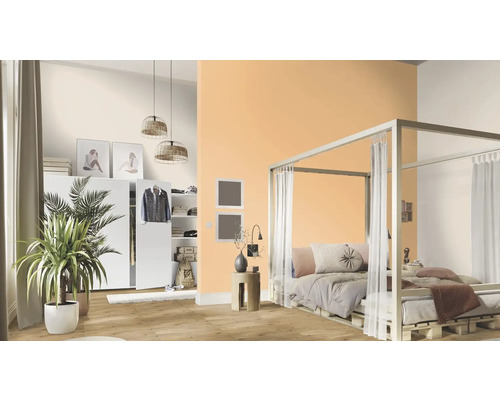 Schlafzimmer mit Himmelbett, Kleiderschrank und Zimmerpflanzen für eine helle und freundliche Atmosphäre.