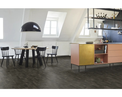 Esszimmer mit Holzboden in Fischgrätmuster, Esstisch, Stühlen und Küchenzeile