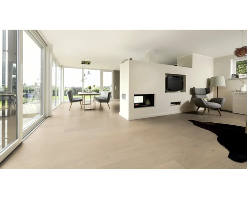 Heller Wohnraum mit Holzboden, Esstisch und Stühlen