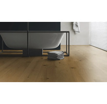 Salle de bains avec baignoire et plancher en bois