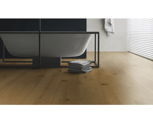 Salle de bains avec baignoire et plancher en bois