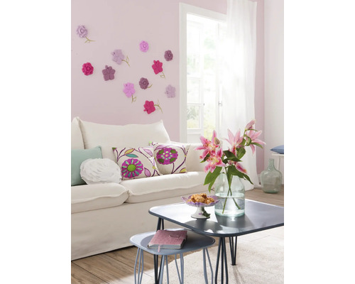 Salon avec canapé, table et décoration murale avec des fleurs