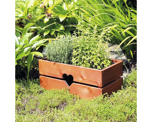 Holz Pflanzkasten mit Herzform auf Grünfläche